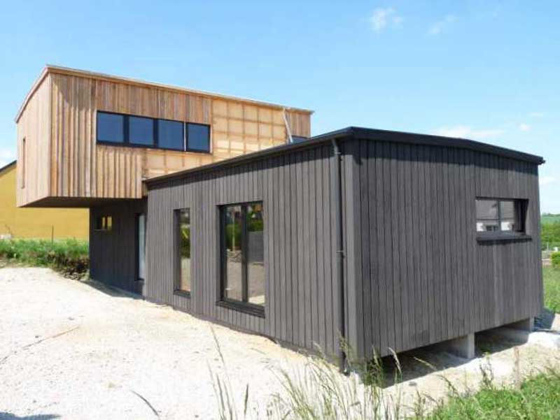 Maison neuve, Lothey – parement de façade en bardage mélèze brut de sciage, finitions en bois naturel et en noir de Falun – N176