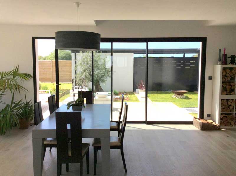 Maison neuve, Brignogan plage – design noir et blanc – maison avec patio – O188