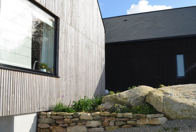 Maison neuve, Goulven – parement de façade en bardage Douglas brut de sciage, finitions en bois naturel et en noir de Falun – P203